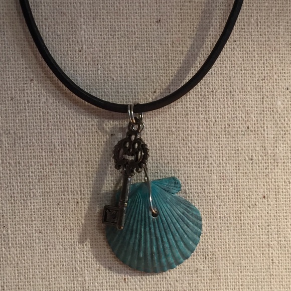 Key Shell Necklace - Picture 3 of 3